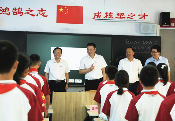 2024年9月，重慶師范大學(xué)校領(lǐng)導(dǎo)到附屬學(xué)校調(diào)研指導(dǎo)開學(xué)工作。重慶師范大學(xué)供圖