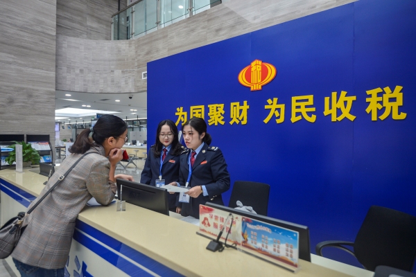 企業(yè)服務(wù)廳稅務(wù)窗口人員正在解答政策。榮昌區(qū)委宣傳部供圖