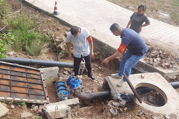 飲水管網(wǎng)維修現(xiàn)場。天星寺鎮(zhèn)供圖