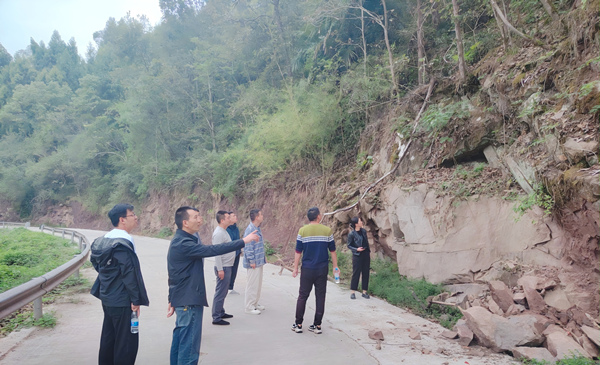 考核組實地調(diào)研公路養(yǎng)護情況。曾波攝