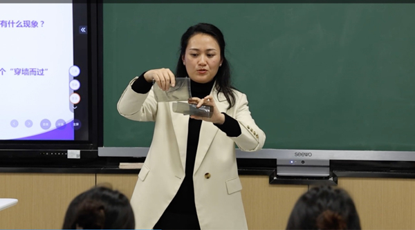 胡南給學(xué)生上課。重慶理工大學(xué)供圖
