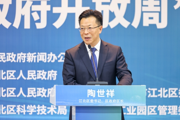 江北區(qū)委書記、區(qū)長陶世祥與企業(yè)代表交流。江北區(qū)委宣傳部供圖
