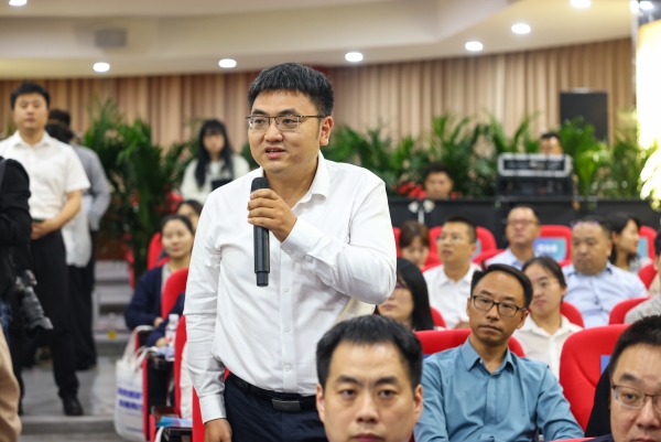 企業(yè)代表咨詢相關(guān)政策。江北區(qū)委宣傳部供圖