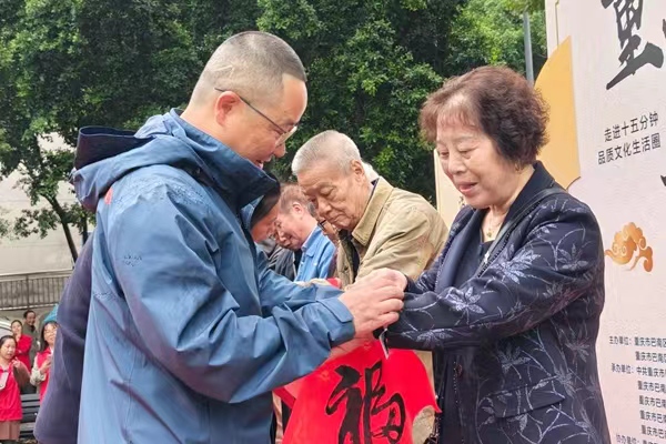 向社區(qū)老人送出健康監(jiān)測“愛心手環(huán)”。胡超攝