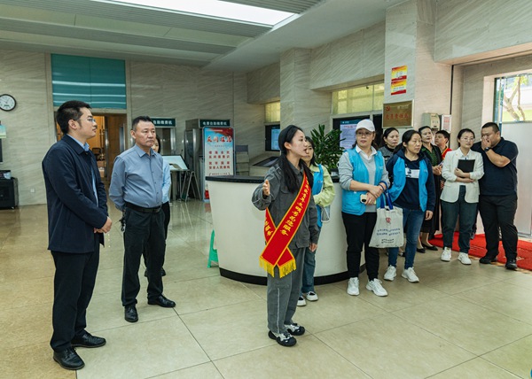 代表們參觀永川供電智慧營(yíng)業(yè)班。國(guó)網(wǎng)重慶永川供電公司供圖