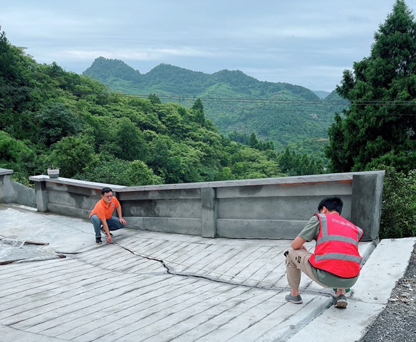 《守護(hù)安全》。7月11日，205地質(zhì)隊(duì)涪陵區(qū)駐守地質(zhì)工程師王墨、黃俊豪開(kāi)展涪陵區(qū)江北街道雨后核查。韋家項(xiàng)攝