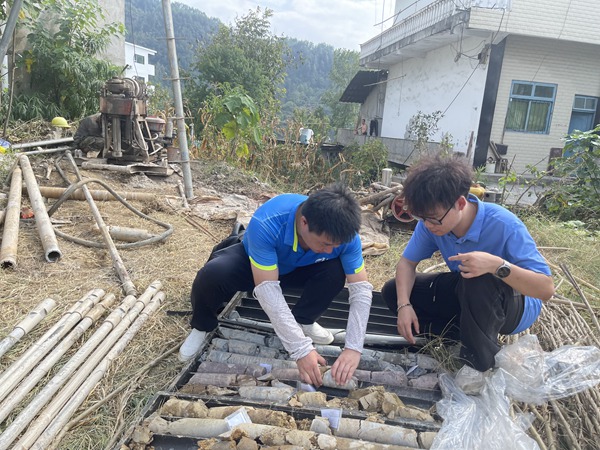 《解鎖巖心》。9月12日，川東南勘察公司駐守地質(zhì)工程師曹志遠(yuǎn)、蘭余對(duì)河坎上滑坡勘查鉆孔巖芯進(jìn)行詳細(xì)編錄。柏佳宏攝