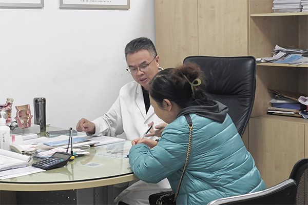醫(yī)生看診。重慶東大肛腸醫(yī)院供圖