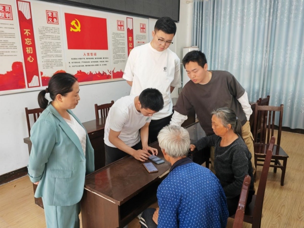 年輕干部在村中解決村民民事糾紛。紅獅鎮(zhèn)供圖