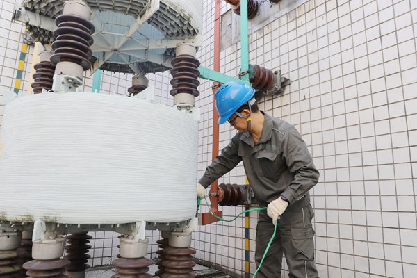 電力員工做電抗器直流電阻測(cè)試前準(zhǔn)備。國(guó)網(wǎng)重慶永川供電公司供圖