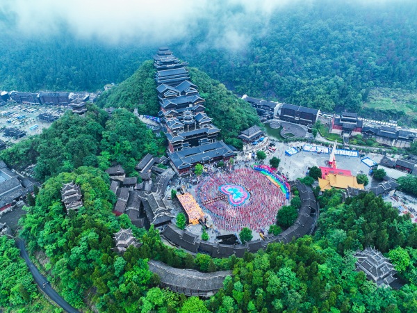 蚩尤九黎城舉行踩花山節(jié)，盡顯民族風(fēng)。彭水縣委宣傳部供圖