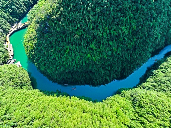 青山綠水相映的阿依河風(fēng)景如畫。彭水縣委宣傳部供圖