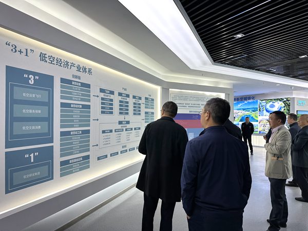 參與嘉賓了解梁平低空經濟發(fā)展設計。黃亞輝攝