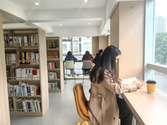 市民在云谷書屋借閱書籍。徐雯瑄攝