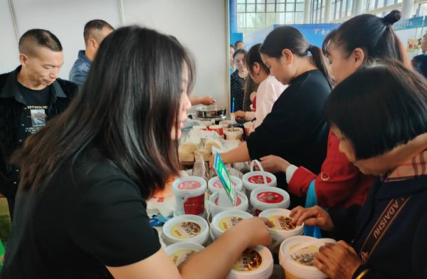 展銷現(xiàn)場(chǎng)，市民選購商品。秀山融媒體中心供圖