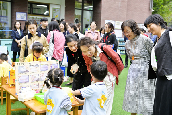 嘉賓參觀“流動博物館”。大渡口幼兒園供圖