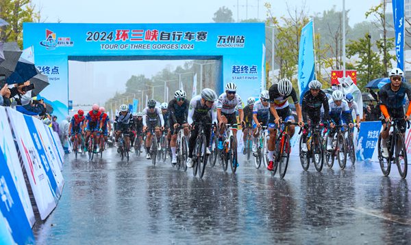 萬州區(qū)北濱大道一段，自行車選手從體育場出發(fā)。冉孟軍攝