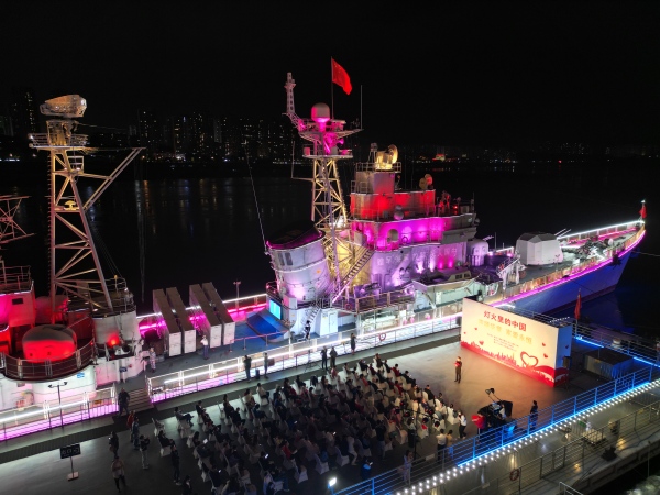 江畔朗誦會(huì)點(diǎn)亮166艦。周邦靜攝