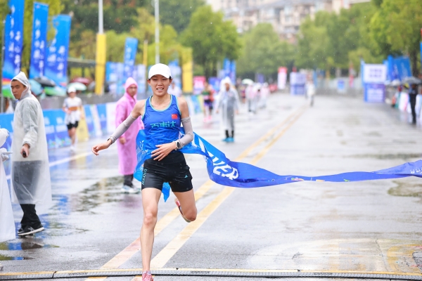 選手撞線瞬間。主辦方供圖