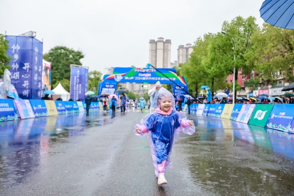 市民體驗馬拉松賽道。主辦方供圖