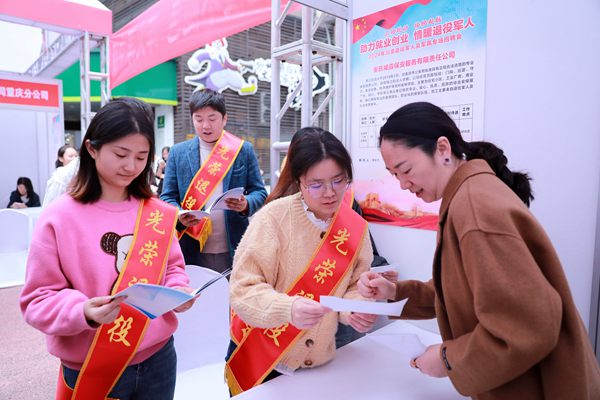 企業(yè)為退役軍人介紹相關情況及招聘信息。高效文攝