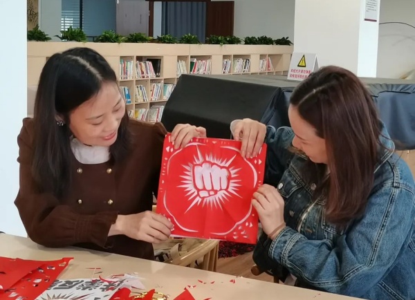 居民創(chuàng)作剪紙作品。吳恒斌攝