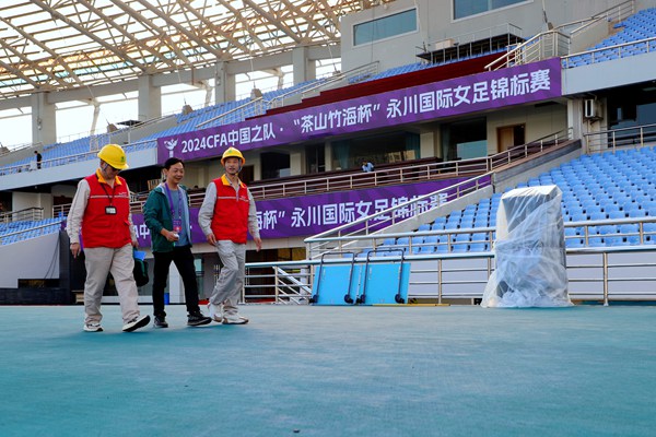 電力員工對相關配電房進行安全檢查。國網重慶永川供電公司供圖