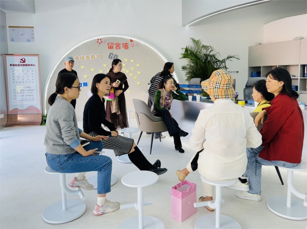 茅溪社區(qū)黨總支書記與居民交流。寸灘街道供圖