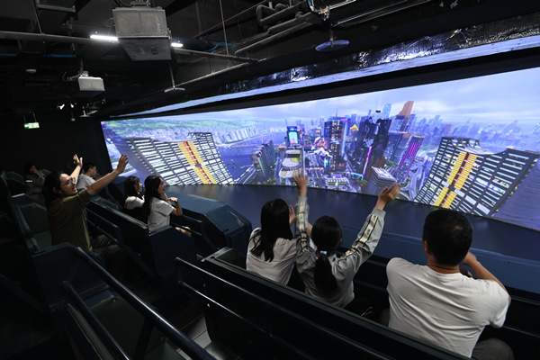 游客體驗“重慶2088未來之旅”?；顒臃焦﹫D