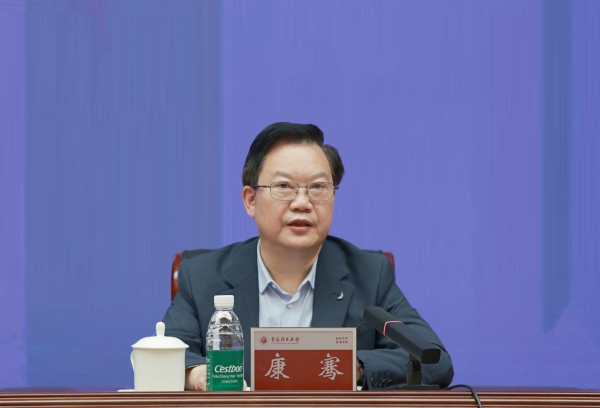 重慶理工大學(xué)黨委書(shū)記康騫講話。重慶理工大學(xué)供圖