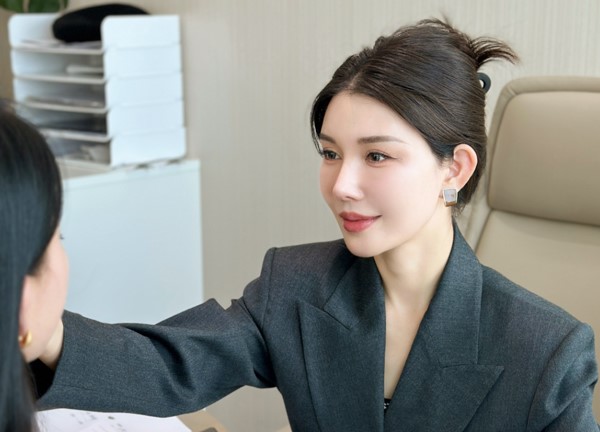 賀睿琳求美者面診。重慶諾美欣悅（媛頌）醫(yī)療美容供圖