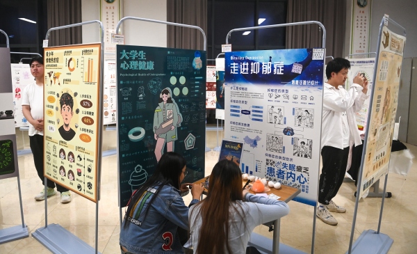 學(xué)生在線下展廳觀展。重慶財經(jīng)學(xué)院供圖