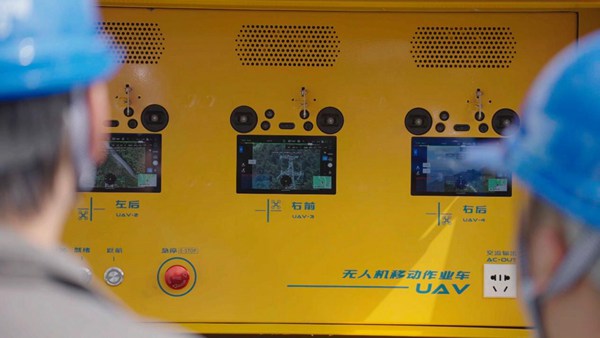 國網(wǎng)重慶永川供電公司員工操作“一車四機(jī)”巡檢。國網(wǎng)重慶永川供電公司供圖
