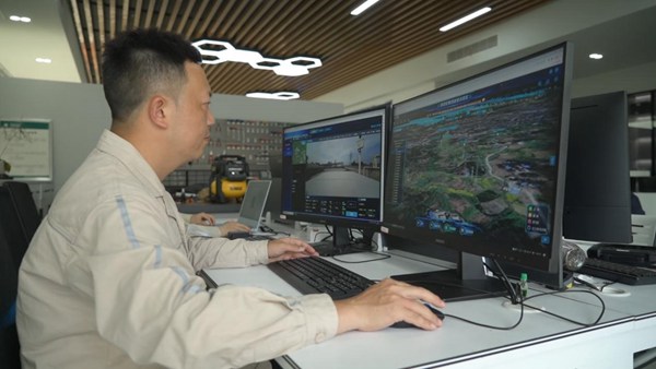 國網(wǎng)重慶永川供電公司員工遠(yuǎn)程控制“一車四機(jī)”系統(tǒng)。國網(wǎng)重慶永川供電公司供圖