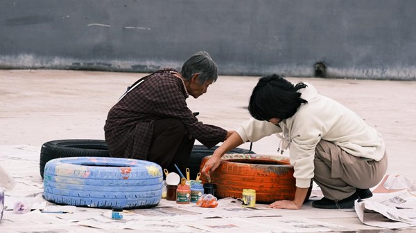 王樸村仙人腳院落，村民和西南大學(xué)志愿者給輪胎涂鴉。西南大學(xué)鄉(xiāng)村振興戰(zhàn)略研究院供圖