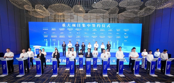 21個重大項目完成集中簽約，項目總投資金額達(dá)196億元。江北區(qū)委宣傳部供圖