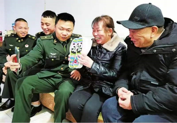 張興會(huì)縫制鞋墊。大足區(qū)委宣傳部供圖