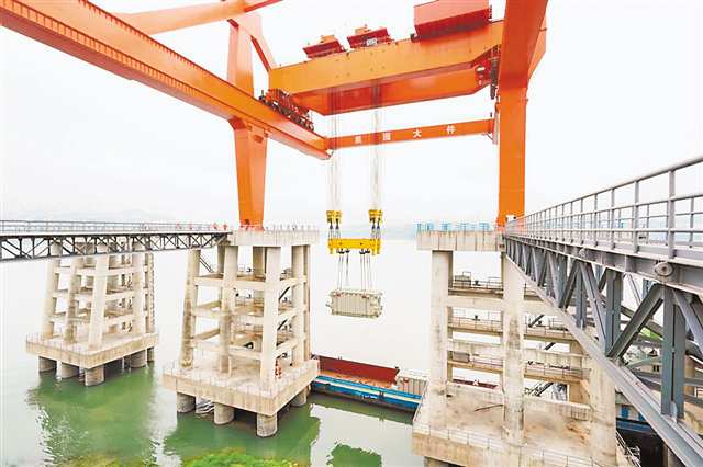 近日，果園港大件碼頭吊裝渝北換流站變壓器。通訊員 林熙熙 攝/視覺重慶