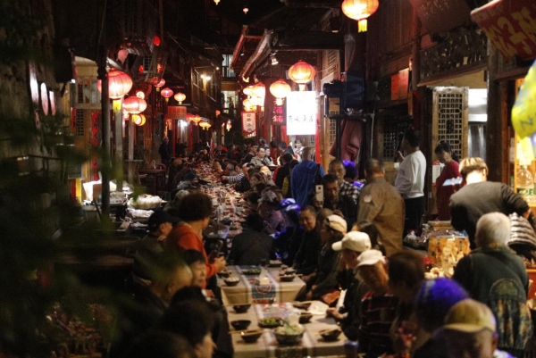 長桌宴。酉陽旅投供圖