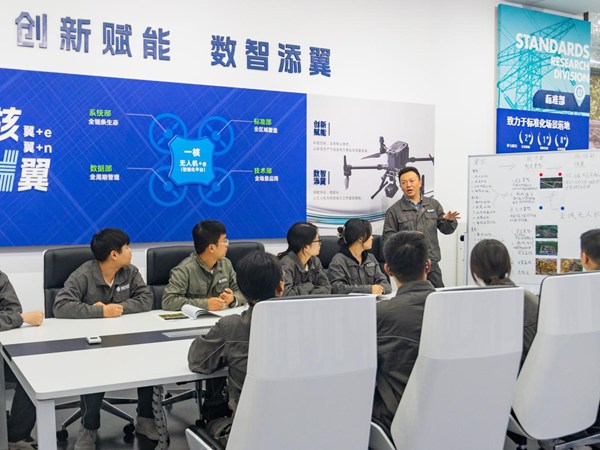何濤在無人機(jī)創(chuàng)新工作室給青年員工講授全域無人機(jī)創(chuàng)新技術(shù)。國網(wǎng)重慶永川供電公司供圖