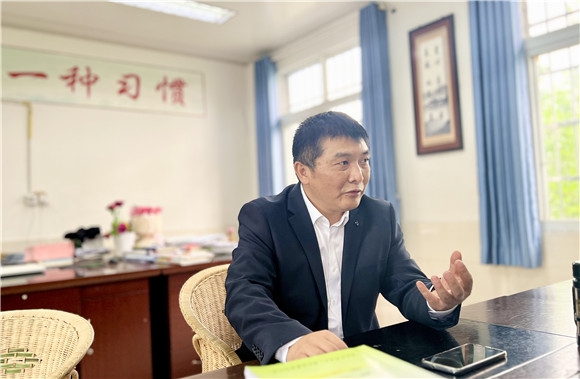 “全國(guó)優(yōu)秀教師”楊光明。華龍網(wǎng)記者 曹建 攝