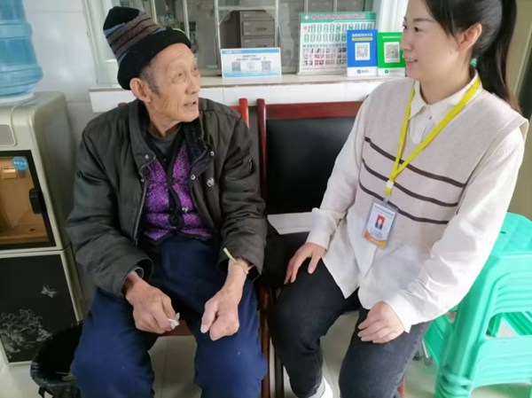 陪護老人。受訪單位供圖