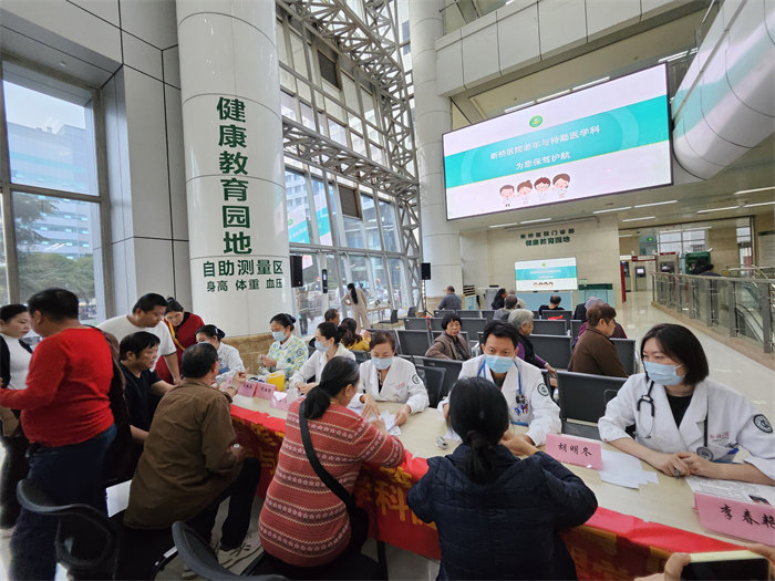 義診現(xiàn)場。新橋醫(yī)院供圖