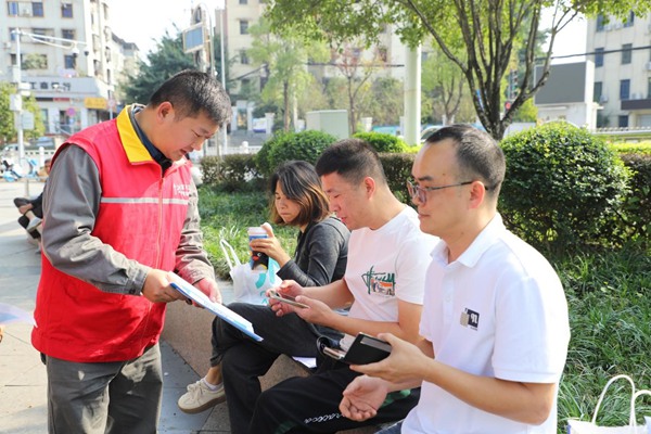 供電員工在時代廣場推廣“網上國網95598”微信公眾號。國網重慶永川供電公司供圖