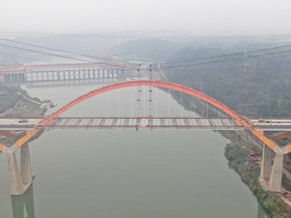 潼南區(qū)東升大橋建設(shè)項(xiàng)目鋼主梁合龍。重慶市建科院公司供圖