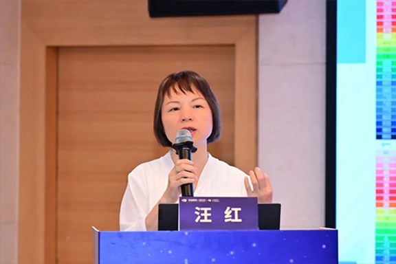 汪紅授課現(xiàn)場。重慶華廈眼科醫(yī)院供圖