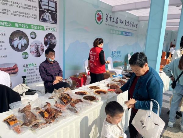市民品嘗兔肉美食。蔣海濤攝