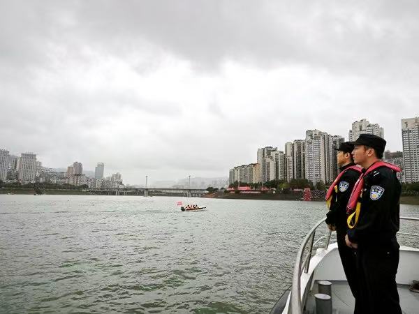 進(jìn)行江面巡邏作業(yè)。受訪單位供圖
