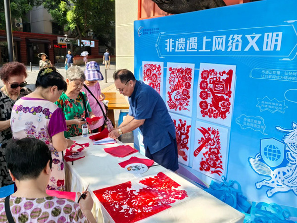 2024年9月10日，“非遺遇上網(wǎng)絡(luò)文明”展區(qū)受到群眾歡迎。受訪者供圖