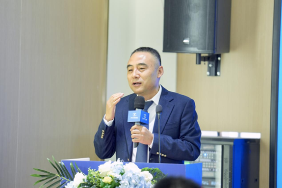 渠浩致辭。重慶愛(ài)成大坪眼科醫(yī)院供圖